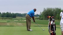 Charles Barkley s'arrête avant de taper la balle de golf.. trop bizarre !