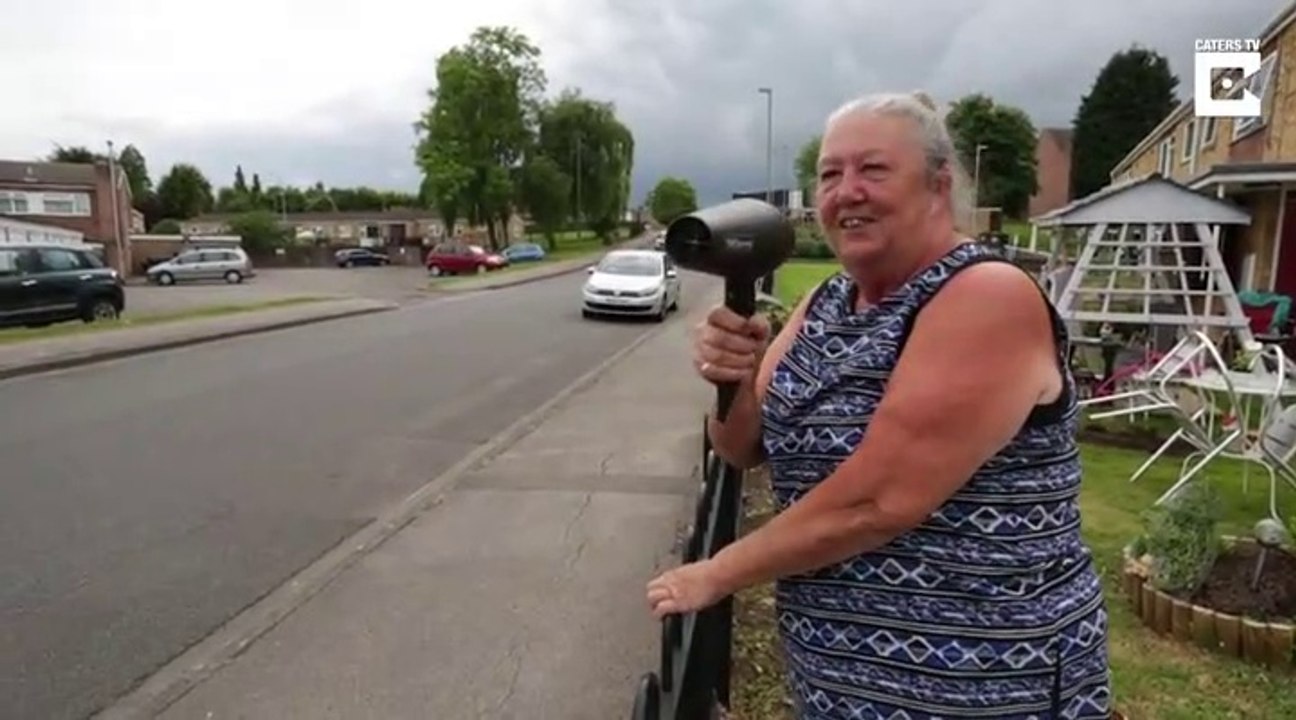 Cette mamie a trouvé comment faire ralentir les voitures devant chez elle... Ahaha