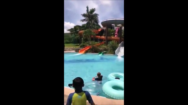 Ce gars a la classe même à la sortie du toboggan