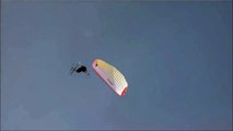 Drame évité de peu : Ce skieur en parachute frole une fille en bikini !