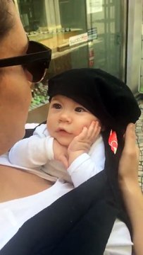 Bebé fica completamente encantada ao olhar para a mãe enquanto esta lhe canta uma música