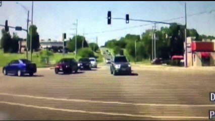 Un héros saute par la fenêtre d'une voiture pour sauver la vie d'un conducteur ayant une crise épileptique