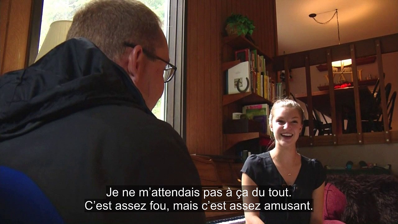 Un ours s'introduit dans une maison par une fenêtre et joue du piano