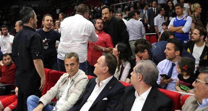 Fikret Orman ile Anadolu Efesli Taraftarlar Arasında Tartışma Çıktı