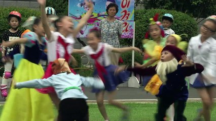 Granadas y fusiles de juguete en el día del niño norcoreano