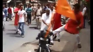 Amritsar - Shiv Sena BEADBI of Nishan Sahib with Police Protection
