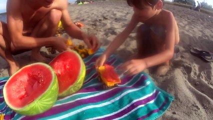 Barcos descarga lanzamiento melón melón melón juguete camiones