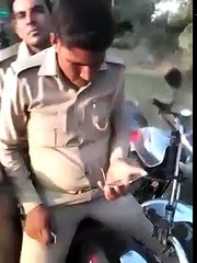 पुलिस हेल्मेट न लगाए तो ऐसे सिखाएं सबक।Teach such lessons to the police.