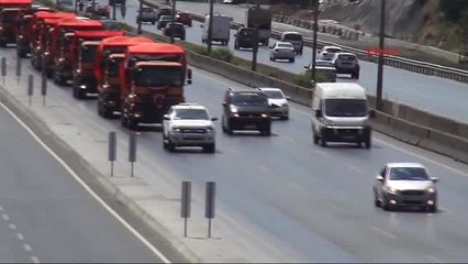 D-100'de Türk Bayraklı Kamyon Konvoyu