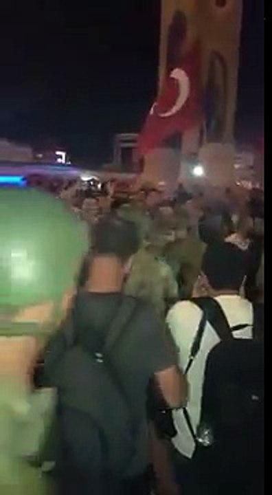 15 Temmuz gecesi Taksim Meydanı"nda mevzilenen bir grup asker vatandaşa böyle ateş açtı!