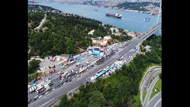 15 Temmuz Şehitler Köprüsü'ne dev Türk Bayrakları asıldı