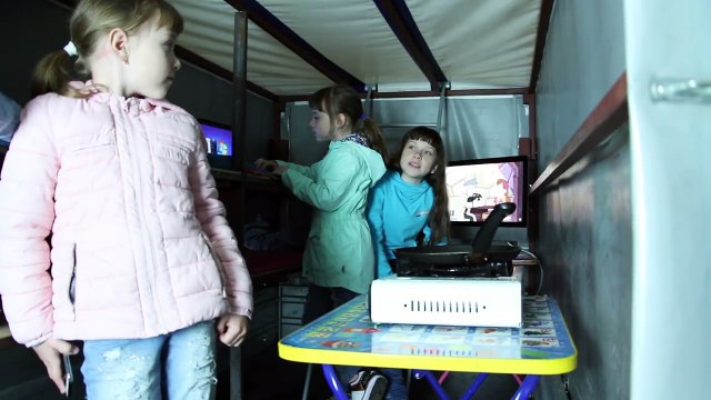 Ночь в ПРИЦЕПЕ Установили Кровати Телевизор Компьютер Плиту Ночь без родителей 24 часа в Один дома 6
