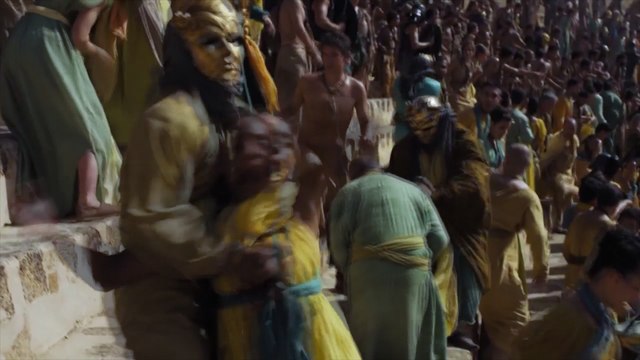 Emilia Clarke aplaude una escena de Juego de Tronos