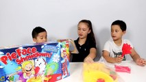 Desafío crema huevo cara familia para divertido juego en en Niños Nuevo tarta confrontación en el azotado