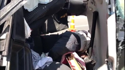 Otomobil Bariyerlere Saplandı: 3 Ölü, 3 Yaralı