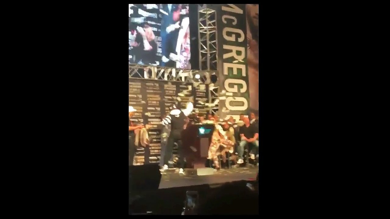 Mayweather offre une pluie de billets à Mcgregor