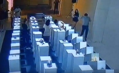 Sanat Galerisinde Selfie Pahalıya Mal Oldu! Ortalık Savaş Alanına Döndü