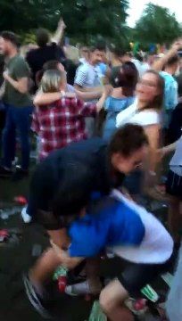 Un jeune voulait porter une fille lors d'un concert,elle détruit son engin !!