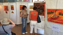 L'artiste Viviann fait découvrir ses œuvres pour non-voyants aux résidents du foyer des Amarres