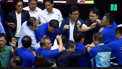 Quand le parlement taïwanais se transforme en ring de boxe