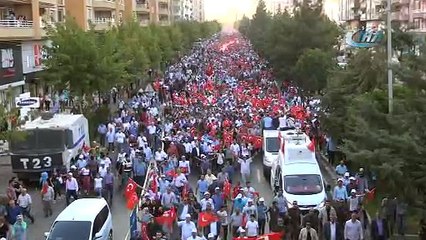 Diyarbakırlılar 250 metrelik Türk bayrağıyla yürüdüler