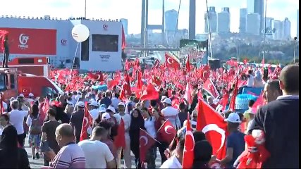 Yürüyüş Sırasında Üzerine Bayrak Örterek Yere Yattı