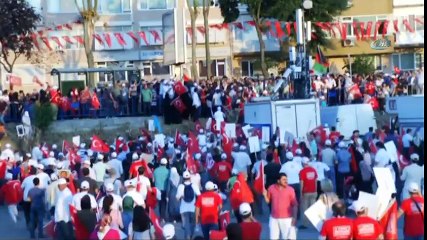 Başbakan Yıldırım Yürüyerek 15 Temmuz Şehitler Köprüsü'ne Gidiyor