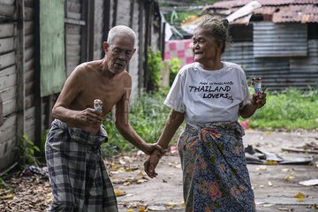 Elderly folk spend their golden years in abject poverty