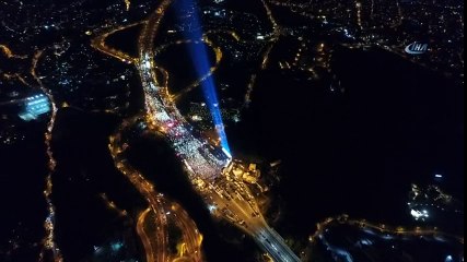 15 Temmuz Köprüsü'nde Şehitleri İçin Gökyüzüne Yansıtılan Işık Havadan Görüntülendi