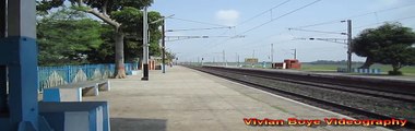 GZB WAP-7 30283 slicing through Jhapandanga Station