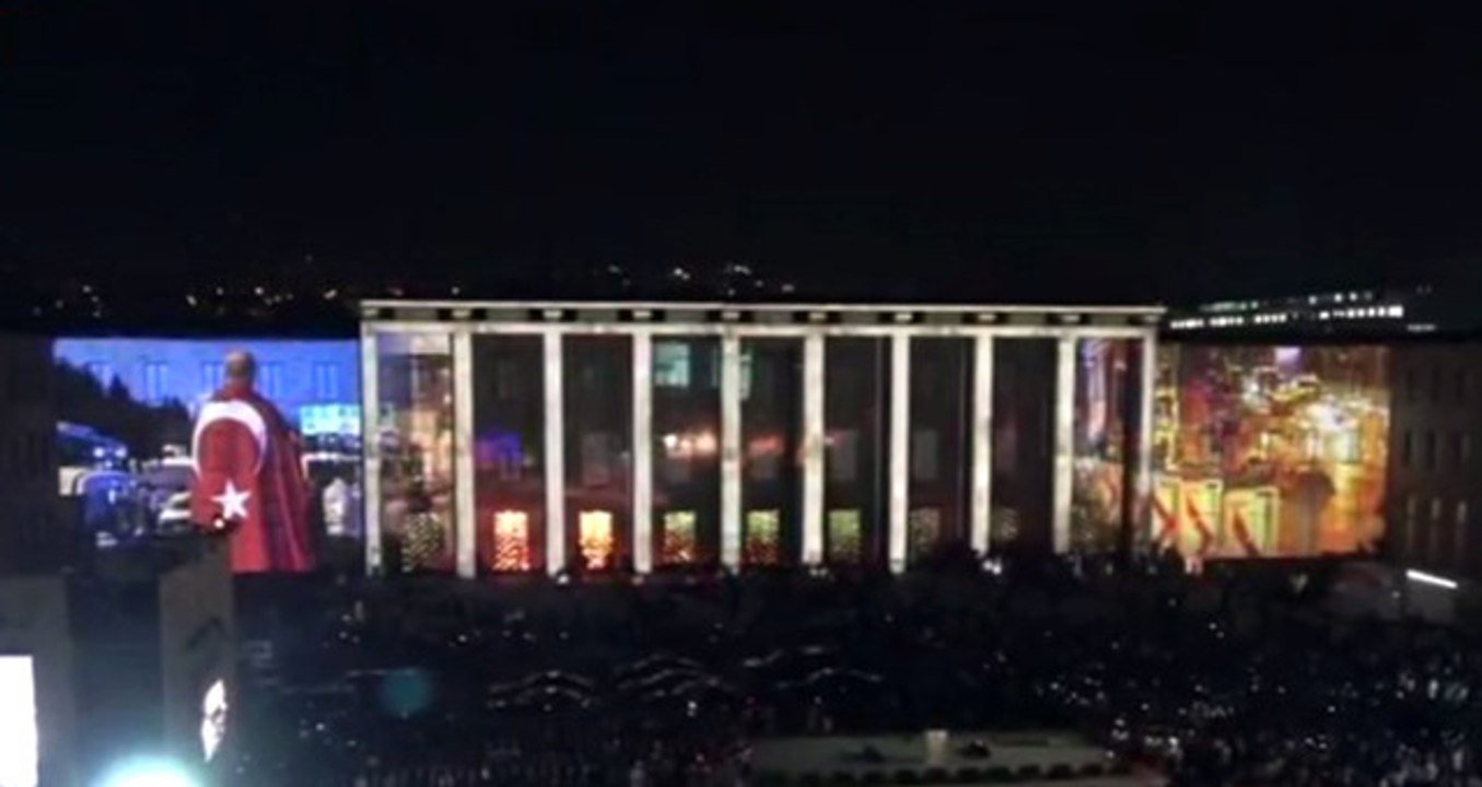 15 Temmuz Destanı Işıklı Videoyla Meclis Duvarlarında Yeniden Canlandı