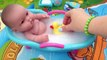 Bebé baño nacido muñeca en video para con una hija de la madre muñeca pupsik jugando niñas juguetes