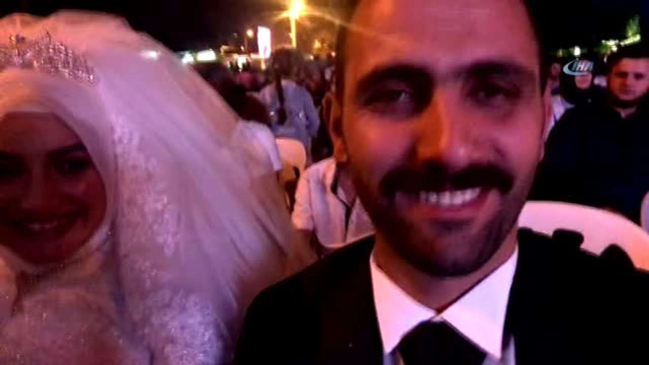 Gelin ve Damat Düğünlerinin Ardından Demokrasi Nöbetine Katıldı