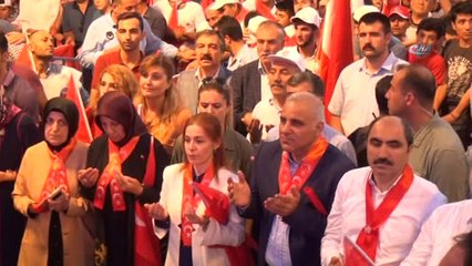 On Binlerce Vanlı Beşyol Meydanında Demokrasi Nöbeti Tutuyor