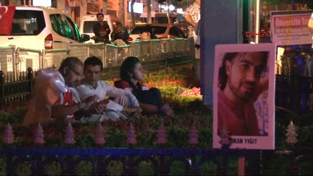 Taksim Meydanı ve Harbiye TRT Radyo Evi'nde 'Demokrasi' Nöbeti Devam Ediyor