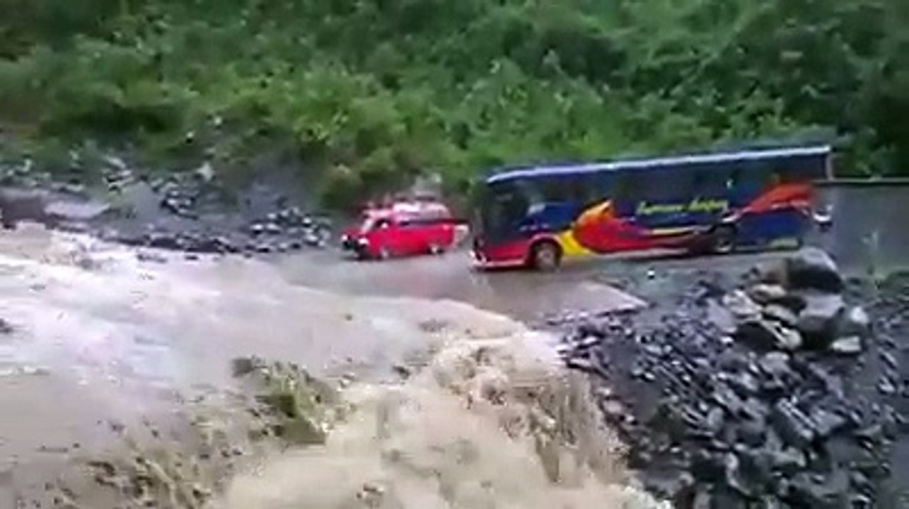 Only brave driver can do this
