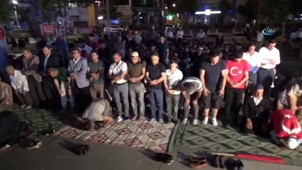 Demokrasi Nöbeti Tutan Vatandaşlar Sabah Namazını Meydanda Kıldı