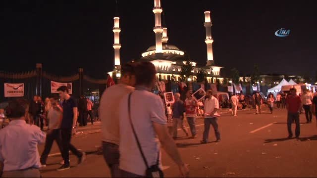 Cumhurbaşkanlığı Külliyesi Önünde Heyecanlı Bekleyiş