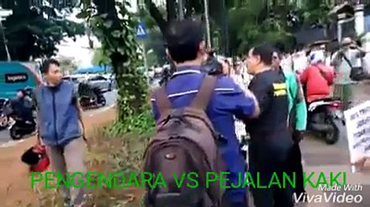 PEJALAN KAKI VS PENGENDARA MOTOR DI TROTOAR