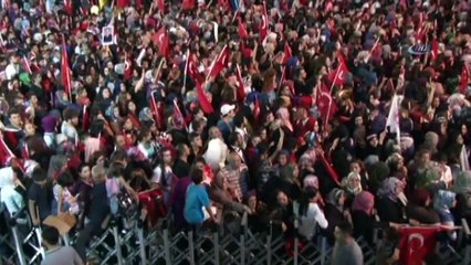 Yeni Evlenen Çift Düğün Sonrası Demokrasi Nöbetine Katıldı