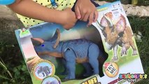 Un et un à un un à chasse dinosaure alimentation pour trouvé géant Il y a Salut Il enfants récréation jouets Nous avec Tricératops