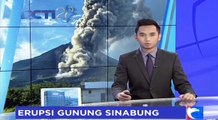 Gunung Sinabung Erupsi, Petugas Bantu Warga Bersihkan Jalan dari Abu Vulkanik