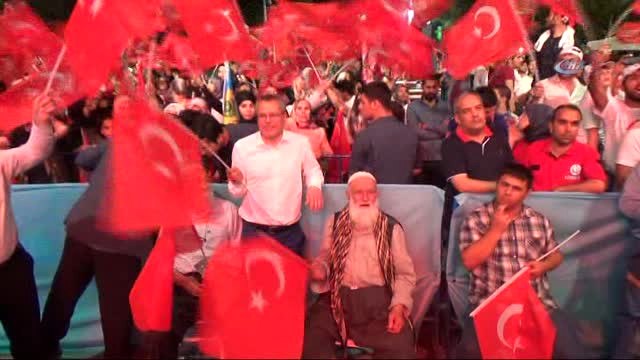 Batman'da Demokrasi Milli Birlik Günü Etkinliğinde Vatandaşlar Alanı Doldurdu