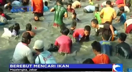 Ratusan Warga Majalengka Semangat Berebut Mencari Ikan di Kolam Berlumpur