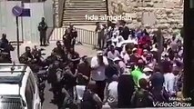 احد حراس الاقصى يرفع الاذان بحرقة بعد اغلاق الاحتلال للمسجد ومنع الاذان فيه