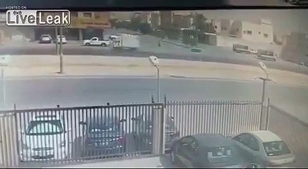 Ô tô lao như điên tông thẳng vào cột điện