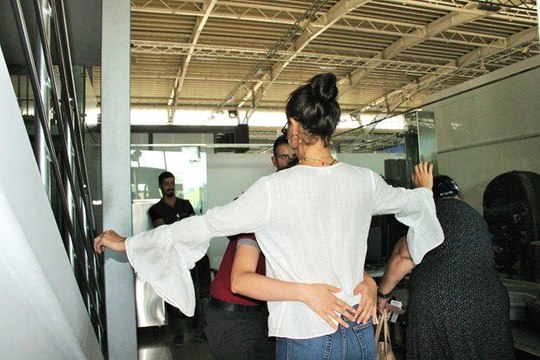 Güvenlik Görevlisi, Üst Araması Sırasında Adriana Lima'nın Beline Dolandı