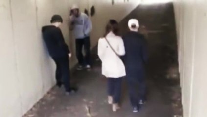 Deux idiots jettent une cigarette sur la copine de cette homme, mais ils vont terriblement le regretter