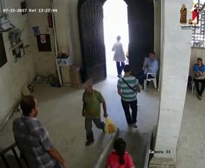 جديد للحظة لاقتحام كنيسة القديسين وضرب حارسها بآلة حادة