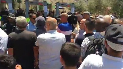 الفلسطينيون يرفضون دخول الأقصى وفق الإجراءات الإسرائيلية الجديدة